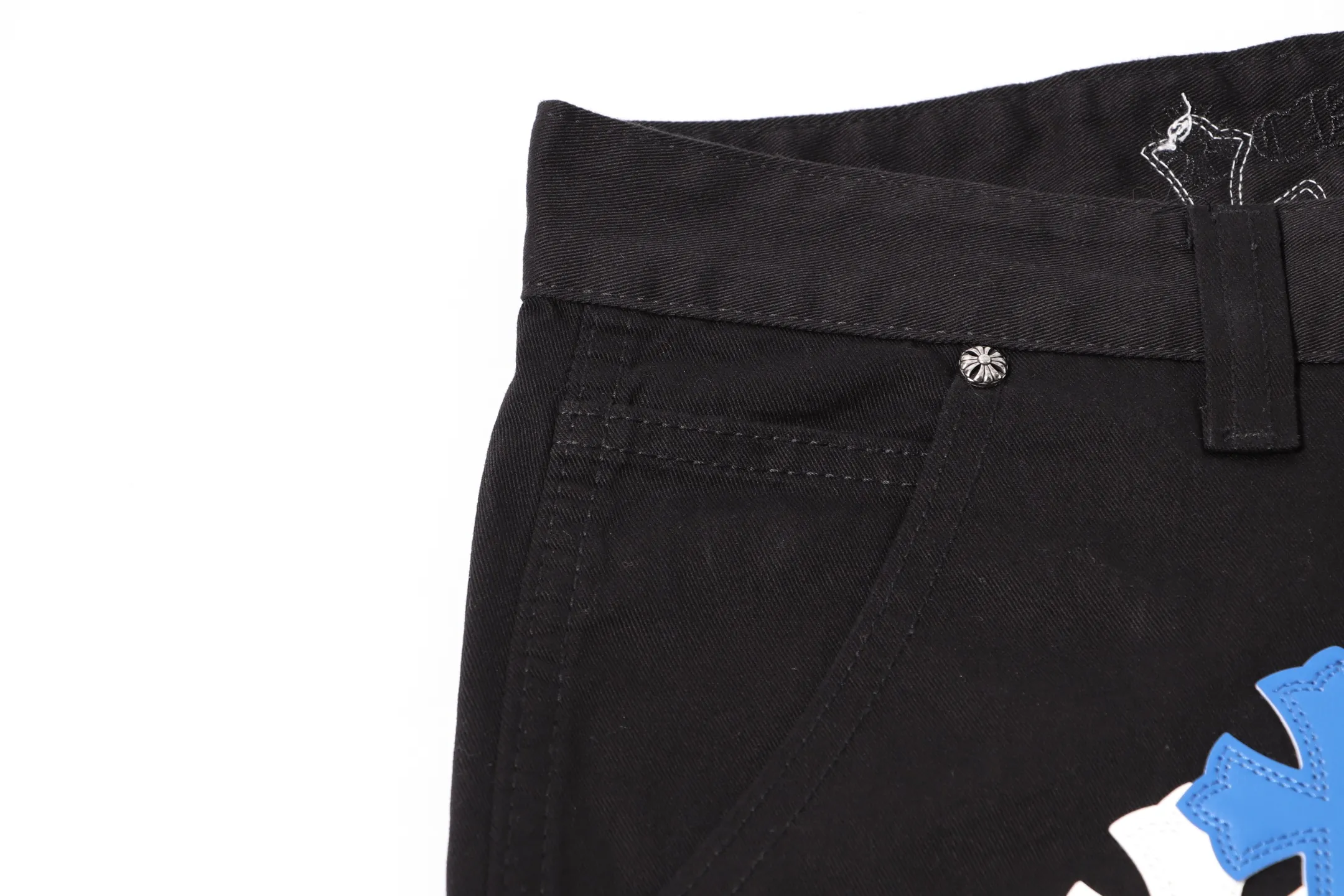 P260 Style number: H34 Croxin & 𝐂𝐡𝐫𝐨𝐦𝐞 𝐇𝐞𝐚𝐫𝐭 ss25 black white grain leather denim workwear logging pants. Styles with different washed textures are very friendly to people with thin legs. The slightly flared version perfectly modifies the leg shape. The timeless and moderate length makes it easy to match and match. It is the basis for various styles and is a must-have in your wardrobe! The fabric is stiff but also makes the upper body soft without losing texture. The washing process is even more perfect. It is a must-have item for everyone! ! ! Washed wheat, hang tag, pants label, three labels complete Color: black Size: 28-30-32-34-36